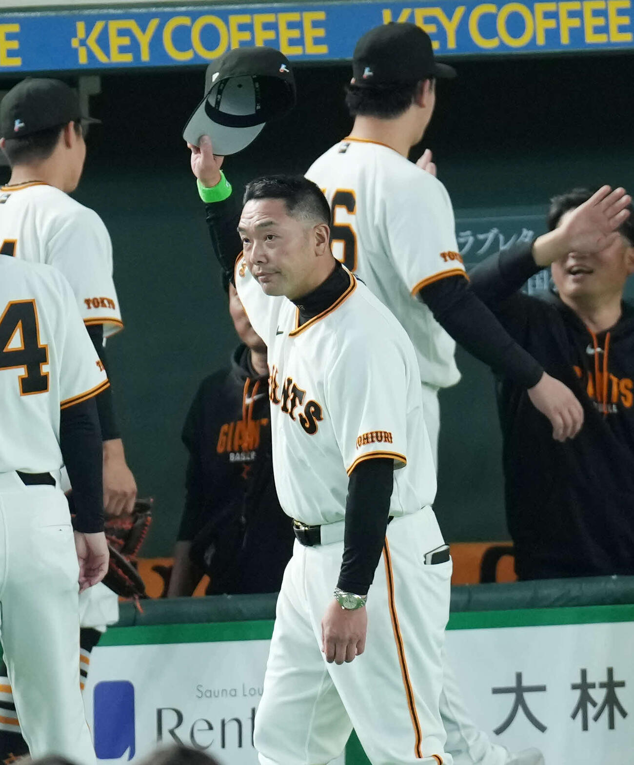 巨人対阪神　勝利しファンの声に応える巨人阿部監督（撮影・増田悦実）