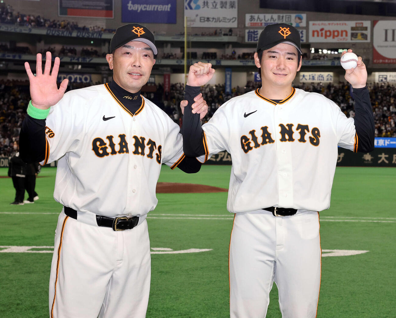 巨人対阪神　開幕戦で球団初となる新人先発初勝利を挙げた巨人竹丸（右）はボールを手に阿部監督と笑顔で記念撮影（撮影・浅見桂子）