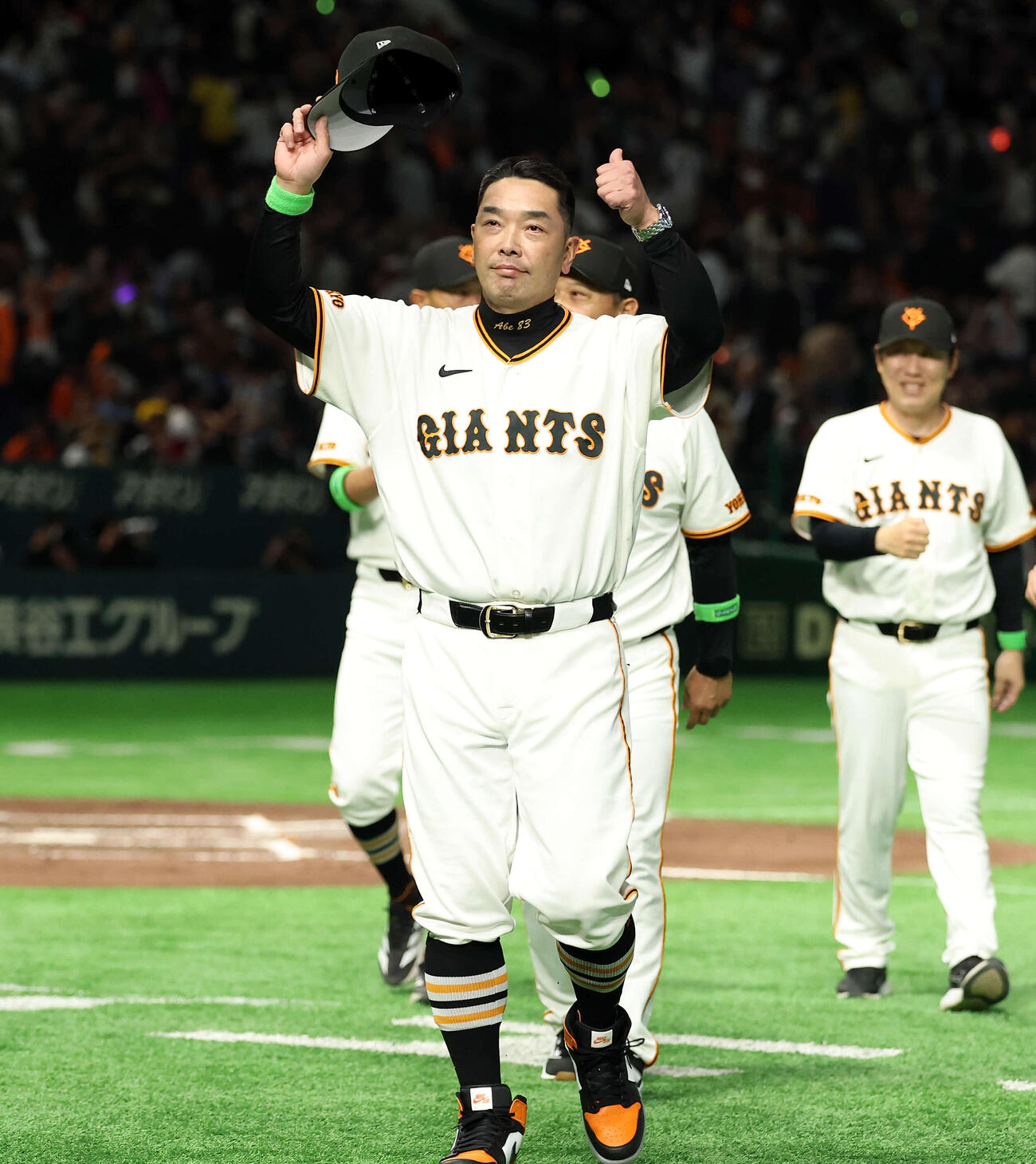 巨人対阪神　開幕戦勝利で、スタンドにサムズアップする巨人阿部監督（撮影・浅見桂子）