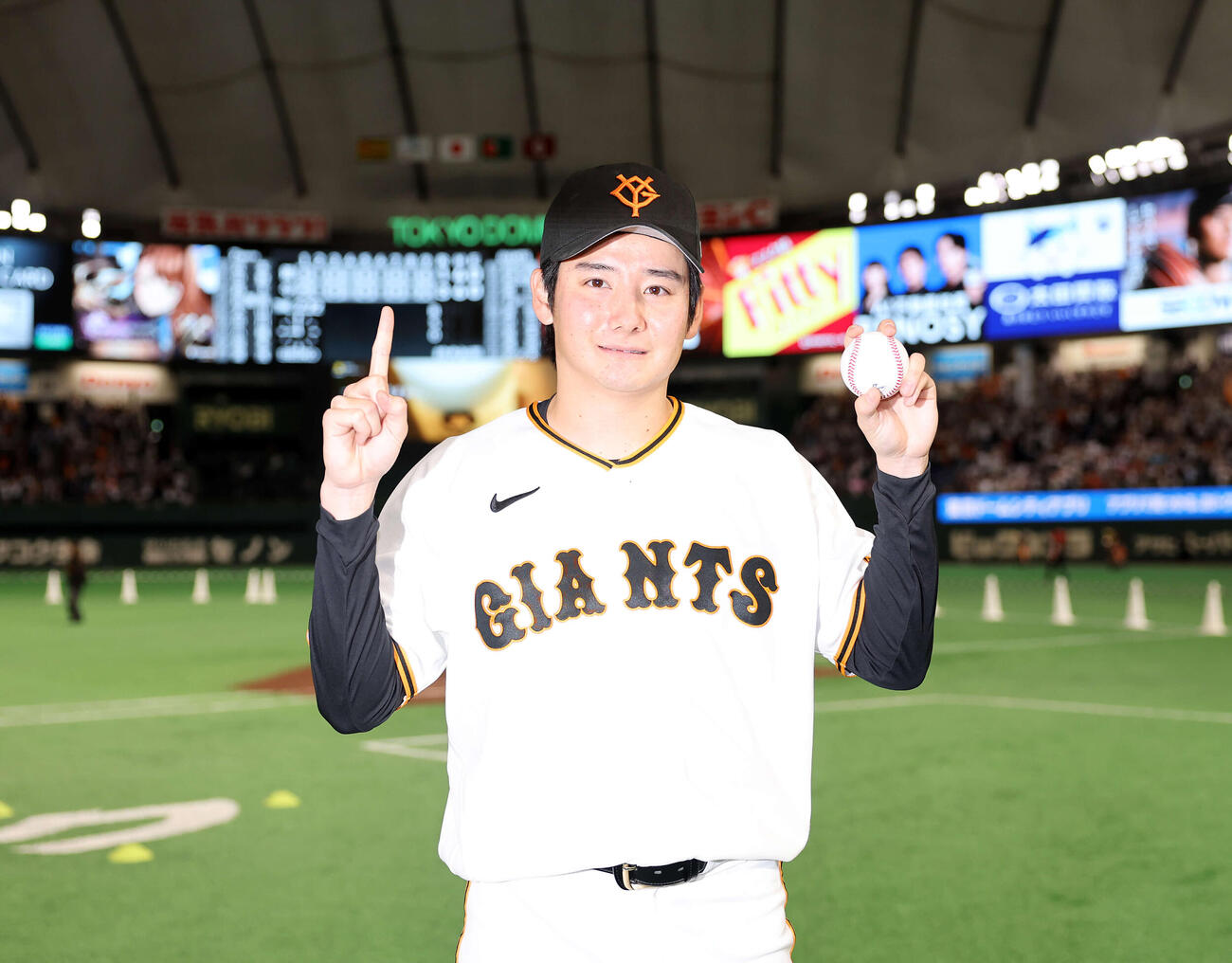 巨人対阪神　開幕戦で球団初となる新人先発初勝利を挙げた巨人竹丸はボールを手に「1」のポーズ（撮影・浅見桂子）