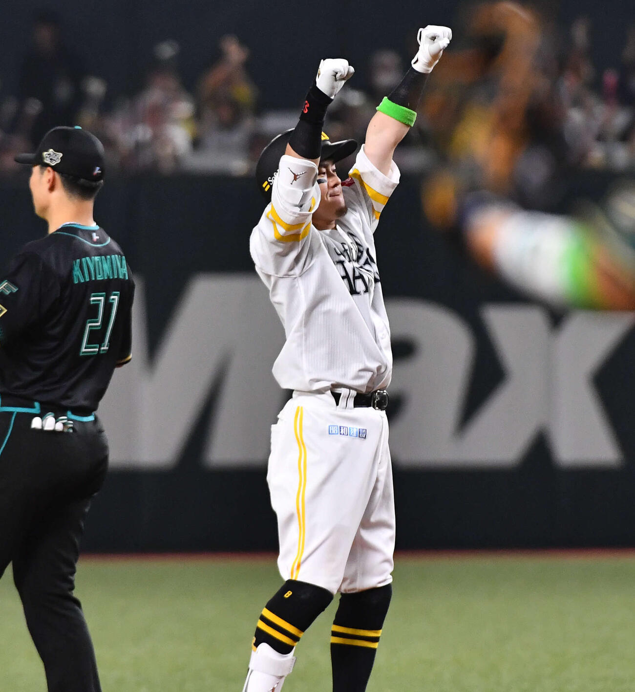 ソフトバンク対日本ハム　6回裏ソフトバンク2死二塁、勝ち越しの中越え適時二塁打を放ち、ベンチに向かってガッツポーズする牧原大（撮影・岩下翔太）