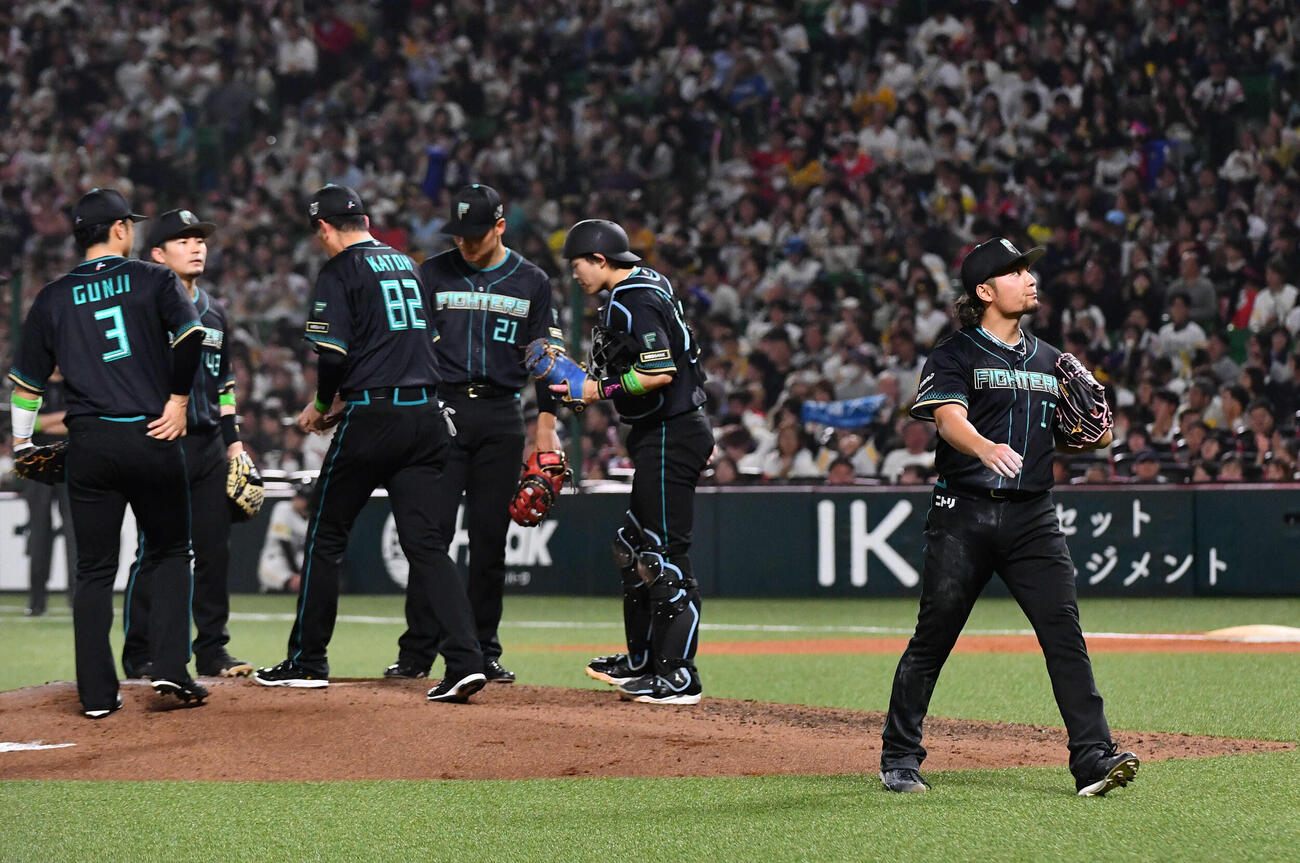 ソフトバンク対日本ハム　6回裏、牧原大に勝ち越し二塁打を打たれて降板となり、ベンチへ戻る伊藤（撮影・岩下翔太）