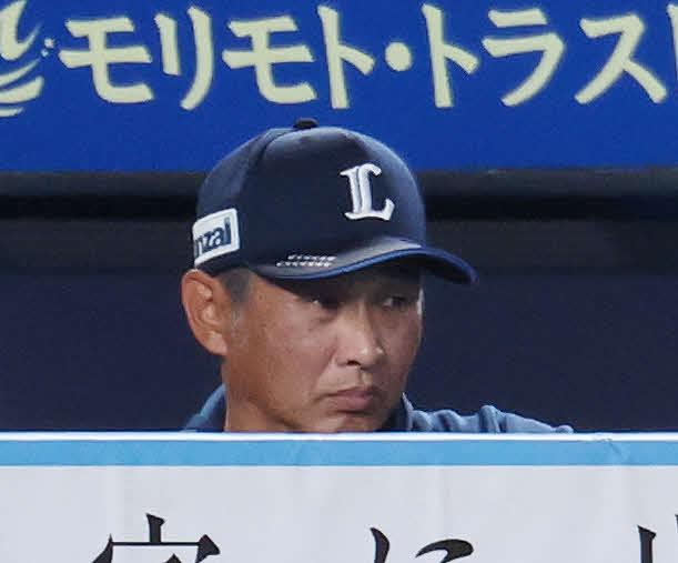 ロッテ対西武　戦況を見つめる西武西口監督（撮影・宮地輝）