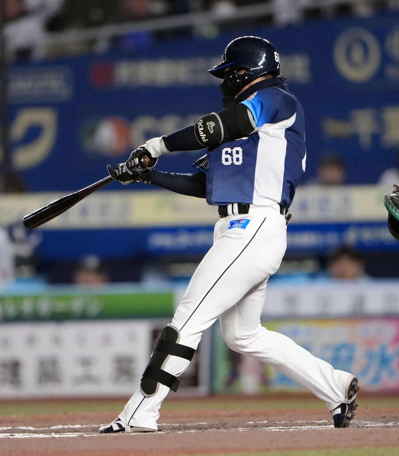 ロッテ対西武　7回表西武1死一、三塁、右犠飛を放つ西武岸（撮影・小島史椰）