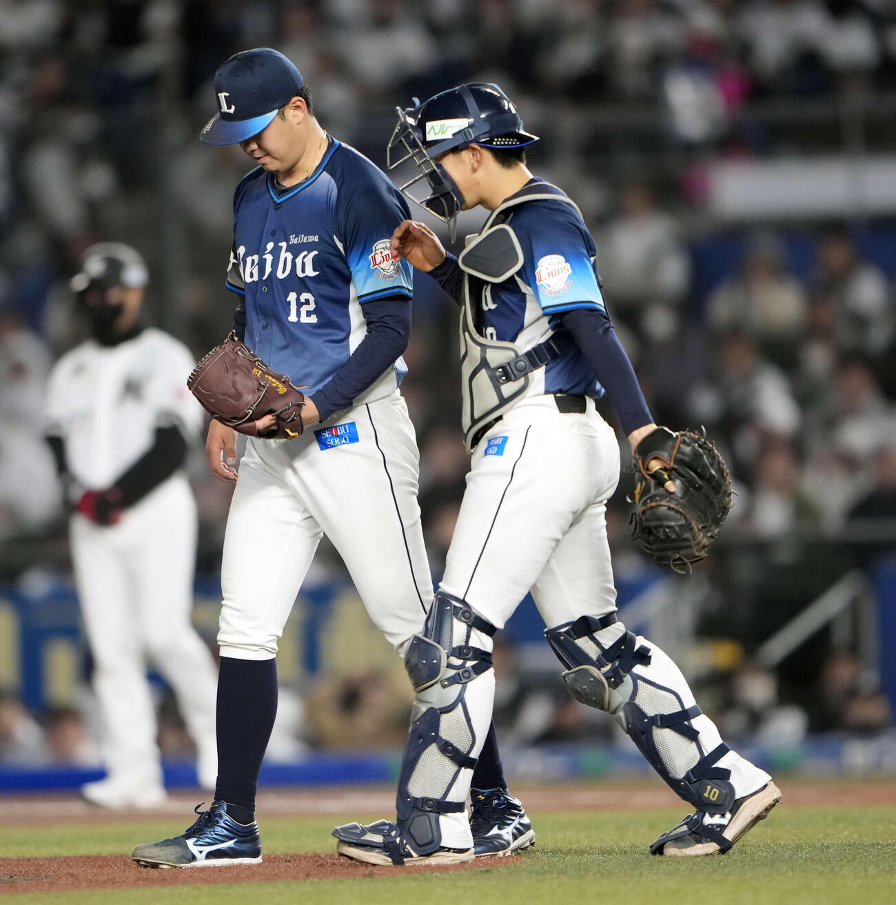 ロッテ対西武　4回裏ロッテ無死一、二塁、うつむきながらマウンドに集まる西武渡辺（左）と小島（撮影・小島史椰）