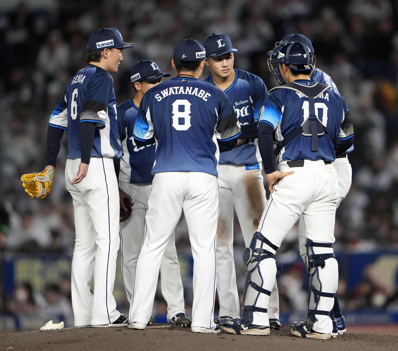 ロッテ対西武　4回裏ロッテ無死一、二塁、マウンドに集まる西武ナイン（撮影・小島史椰）