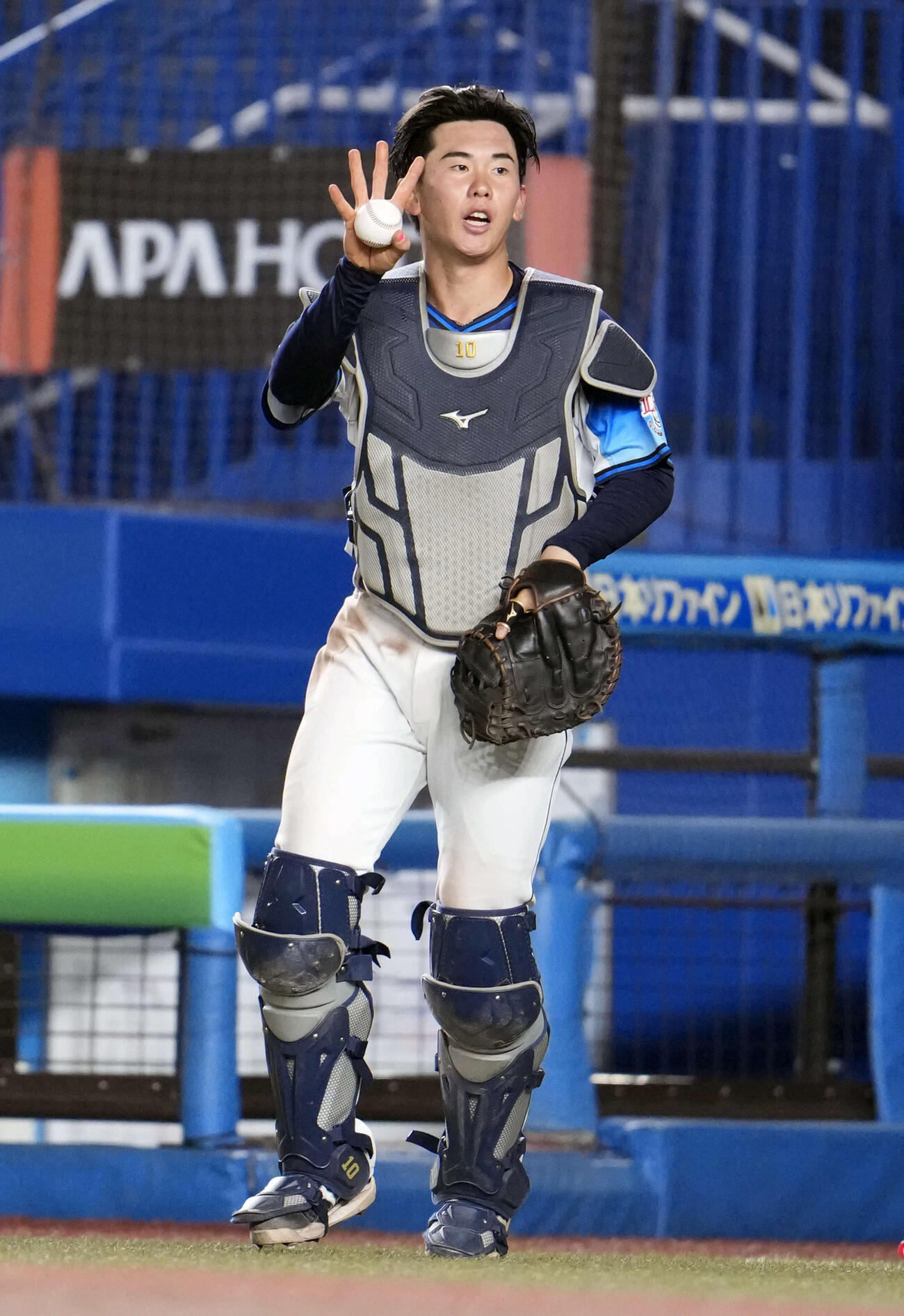 ロッテ対西武　4回裏ロッテ無死満塁、池田来翔の捕邪飛を好捕する西武小島（撮影・小島史椰）