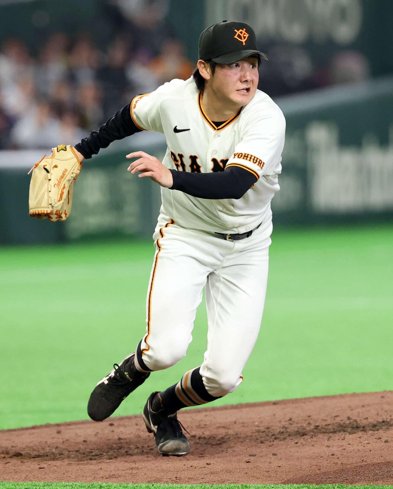 巨人対阪神　5回表阪神2死二塁、近本の一塁ゴロで一塁にダッシュする竹丸（撮影・浅見桂子）