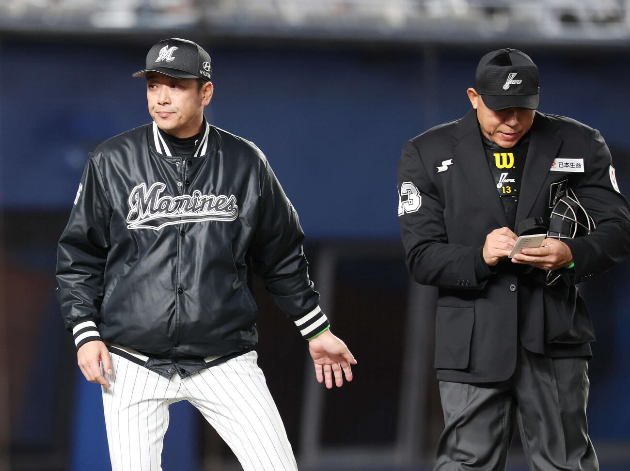 ロッテ対西武　6回表、投手交代を告げたロッテのサブロー監督（撮影・宮地輝）