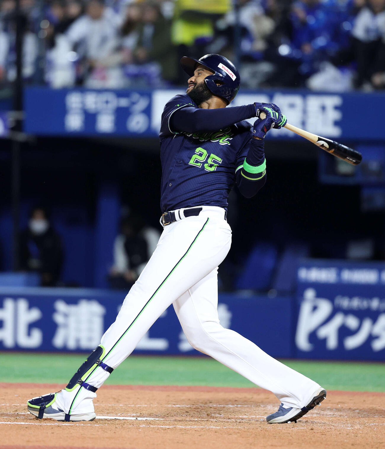DeNA対ヤクルト　5回表ヤクルト1死、サンタナはソロ本塁打を放つ（撮影・鈴木正人）　
