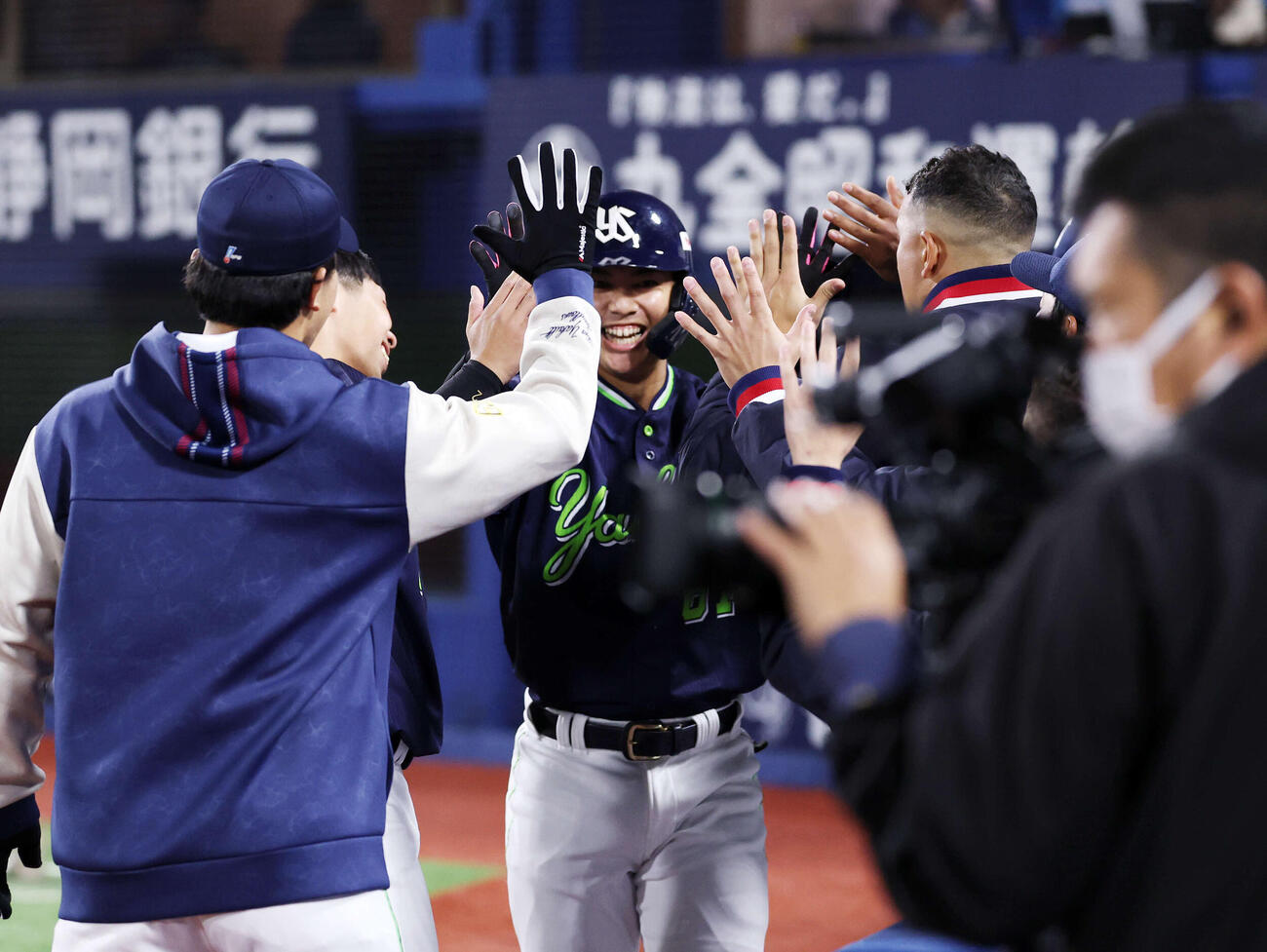 DeNA対ヤクルト　2回表ヤクルト1死三塁、伊藤琉偉（中央）は2点本塁打を放ちベンチ前で喜ぶ（撮影・鈴木正人）　