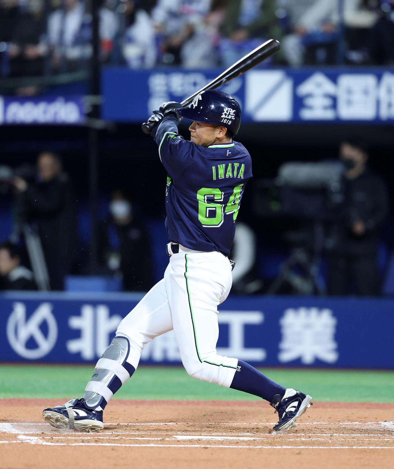 DeNA対ヤクルト　2回表ヤクルト1死、岩田は内野安打を放つ（撮影・鈴木正人）　