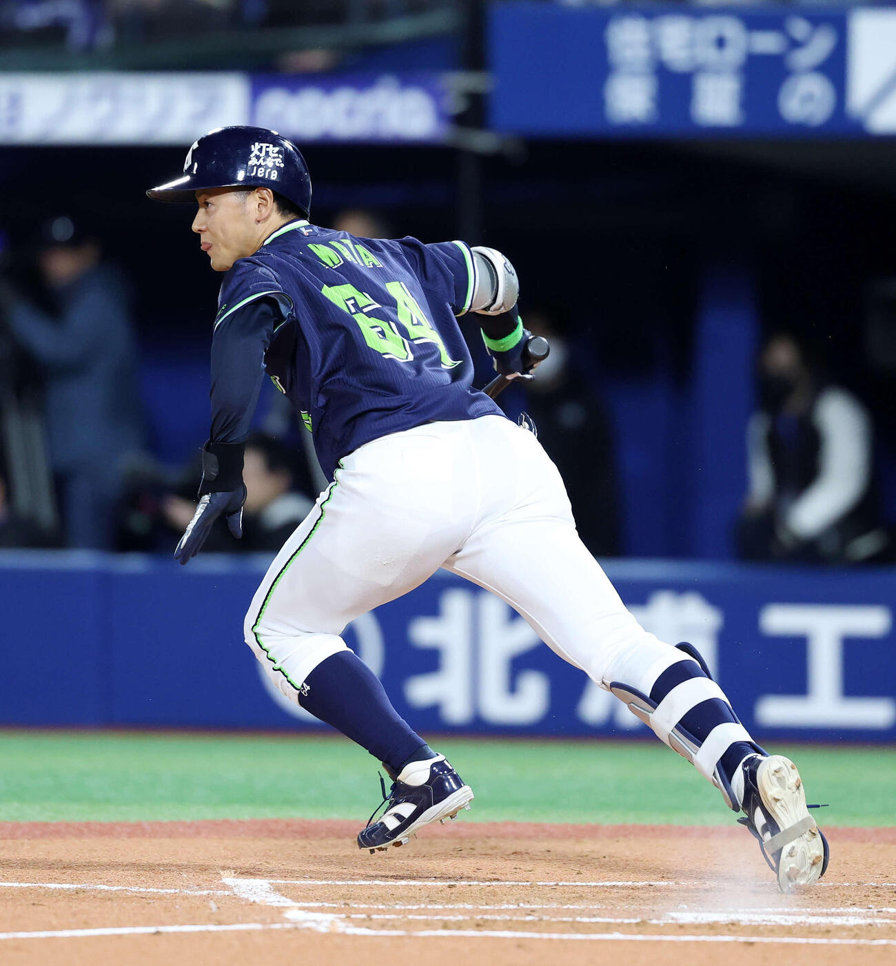 DeNA対ヤクルト　2回表ヤクルト1死、岩田は内野安打を放つ（撮影・鈴木正人）　