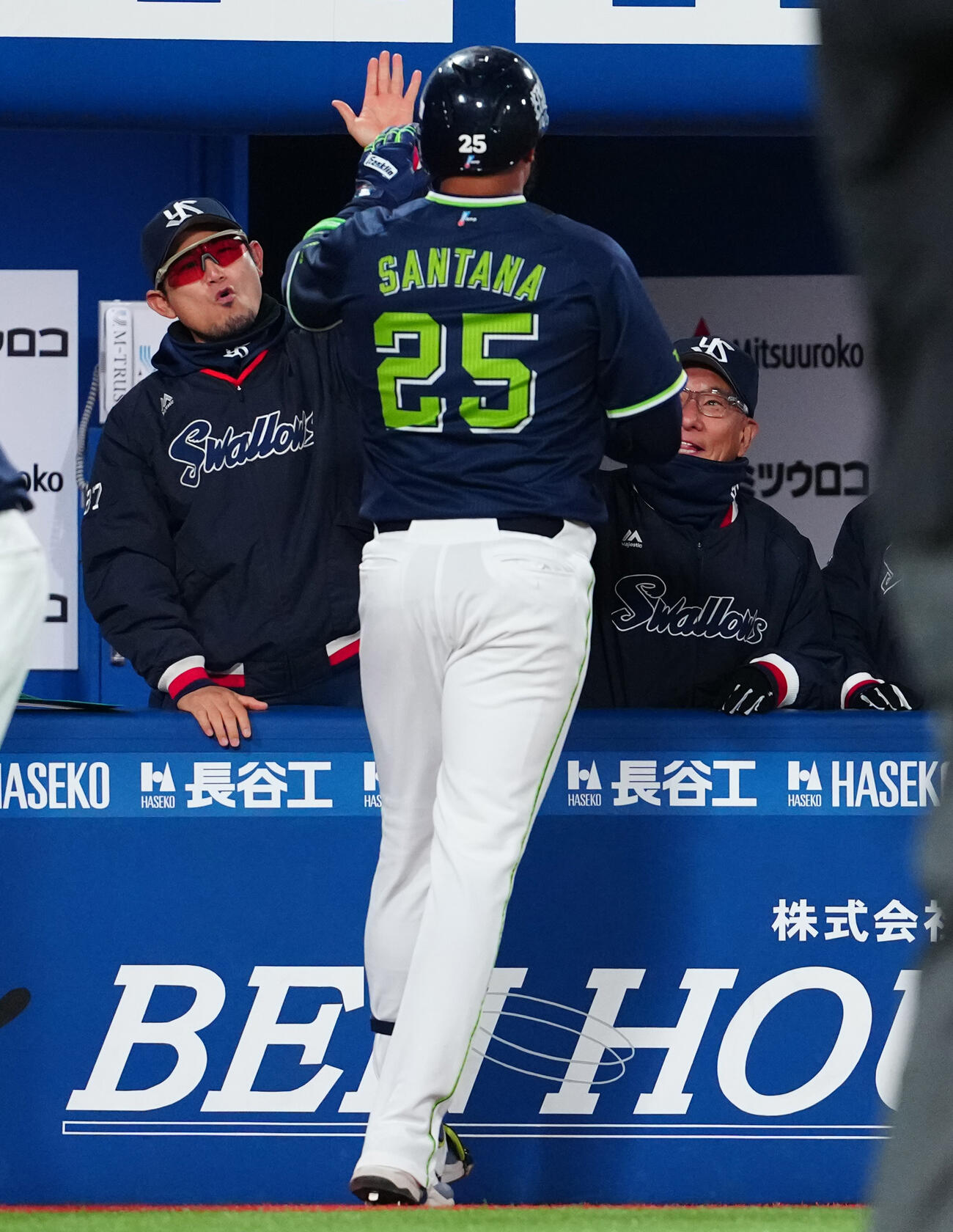 DeNA対ヤクルト　5回表ヤクルト1死、ソロ本塁打を放ったサンタナを迎える池山監督（右）（撮影・鈴木みどり）
