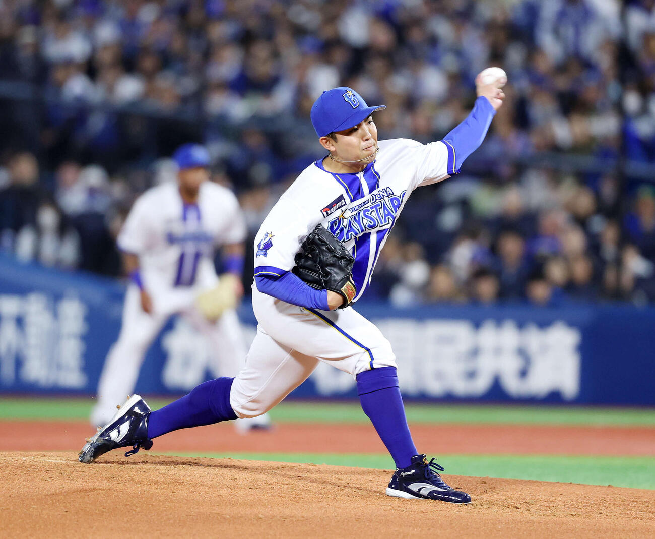 DeNA対ヤクルト　力投するDeNA先発の東（撮影・鈴木正人）　
