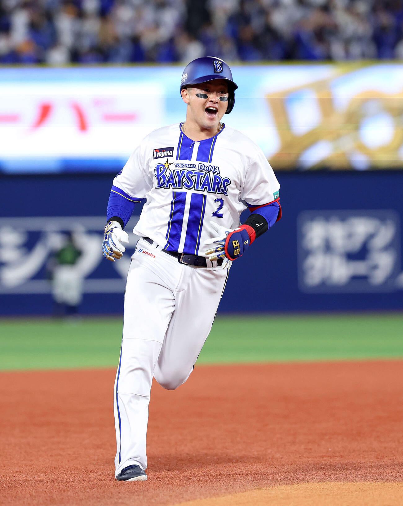 DeNA対ヤクルト　1回裏DeNA無死、牧秀悟はソロ本塁打を放ち雄たけびを上げる（撮影・鈴木正人）　