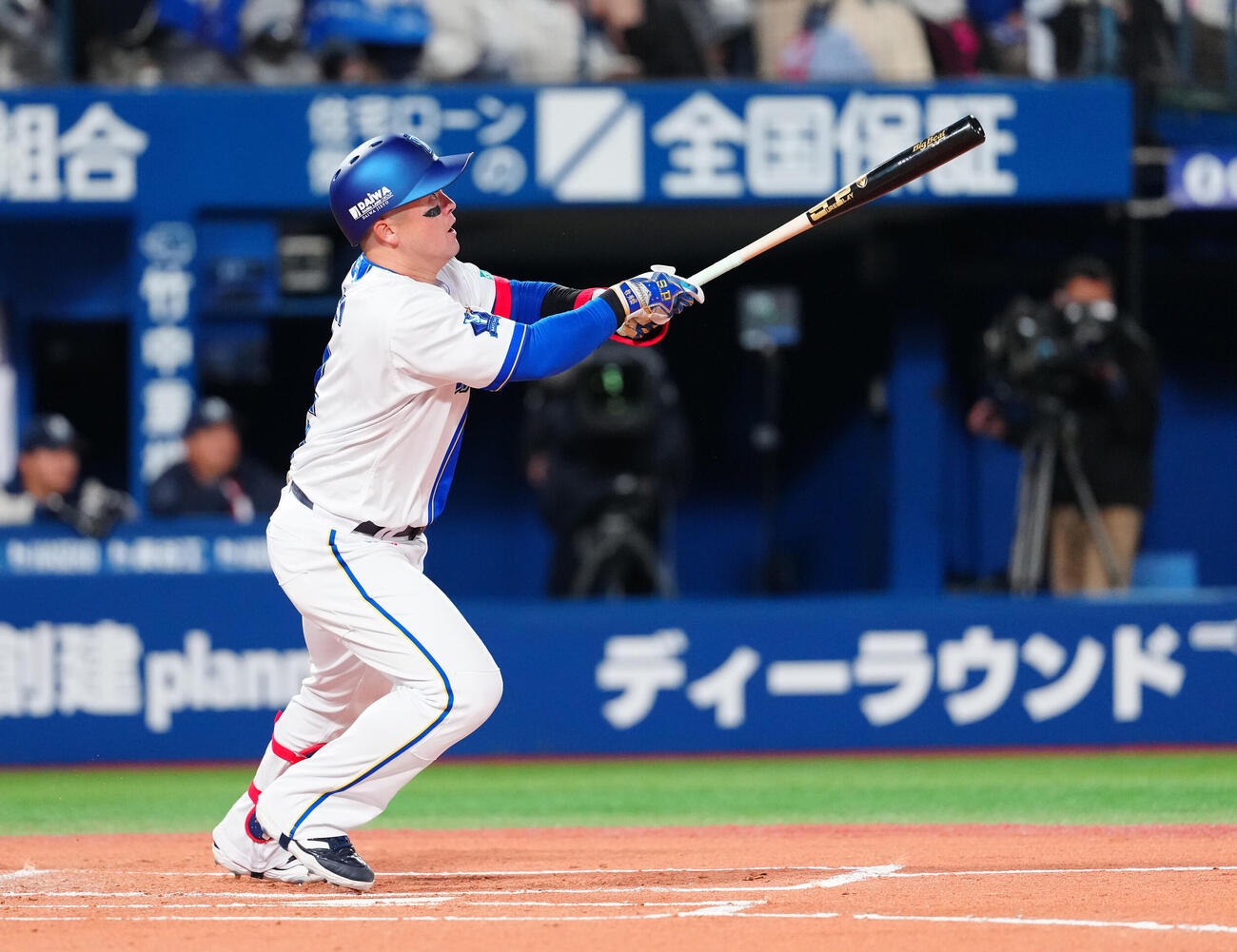DeNA対ヤクルト　1回裏DeNA無死、先頭打者本塁打を放つ牧（撮影・鈴木みどり）