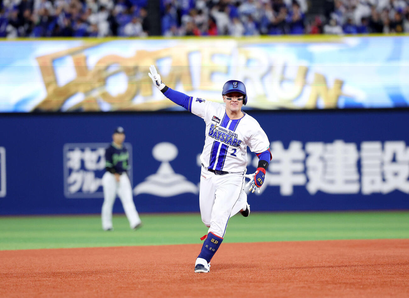 DeNA対ヤクルト　1回裏DeNA無死、牧秀悟はソロ本塁打を放ちポーズを決める（撮影・鈴木正人）　