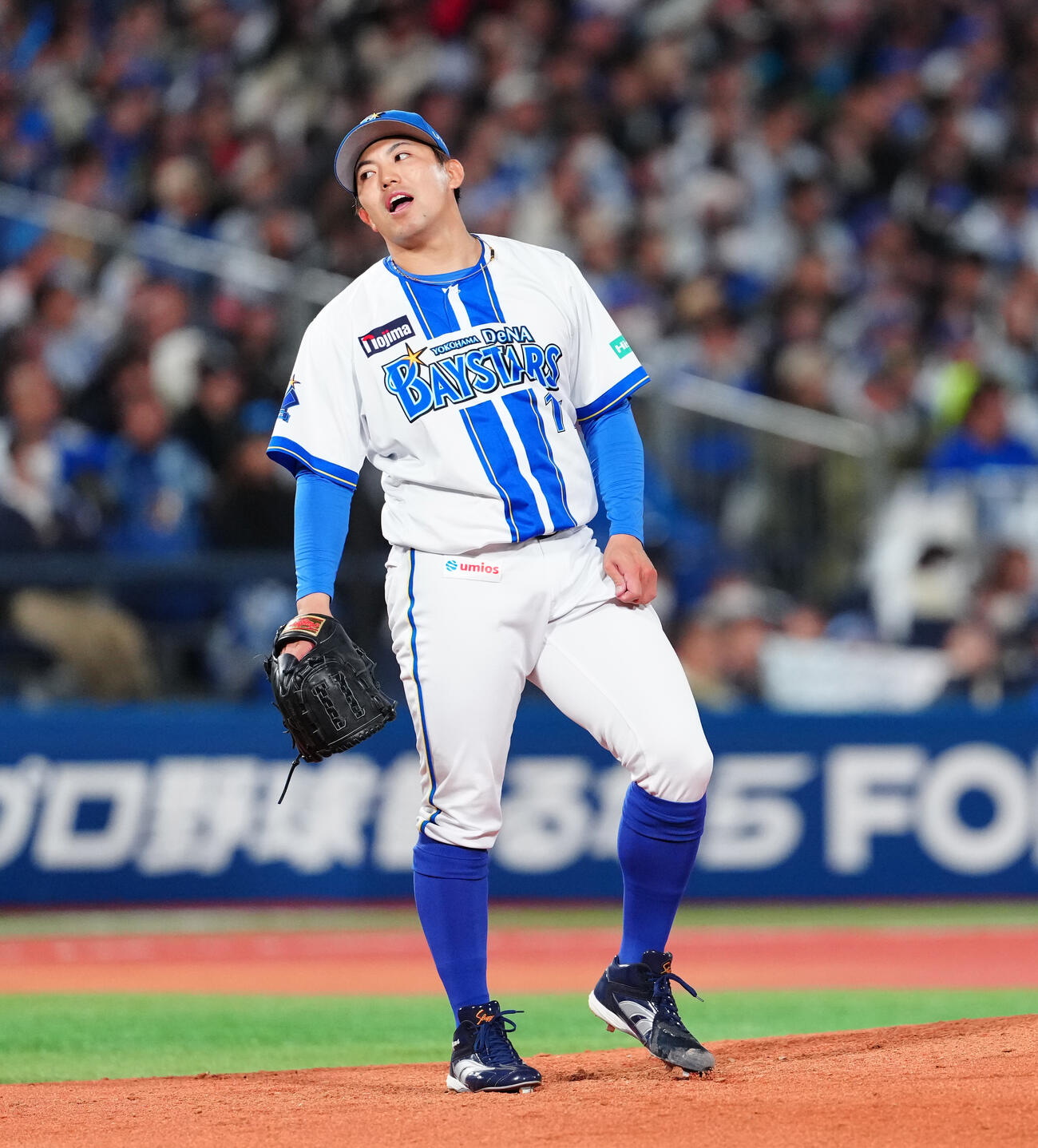 DeNA対ヤクルト　5回表ヤクルト1死、サンタナにソロ本塁打を浴び、ぼうぜんとする東（撮影・鈴木みどり）