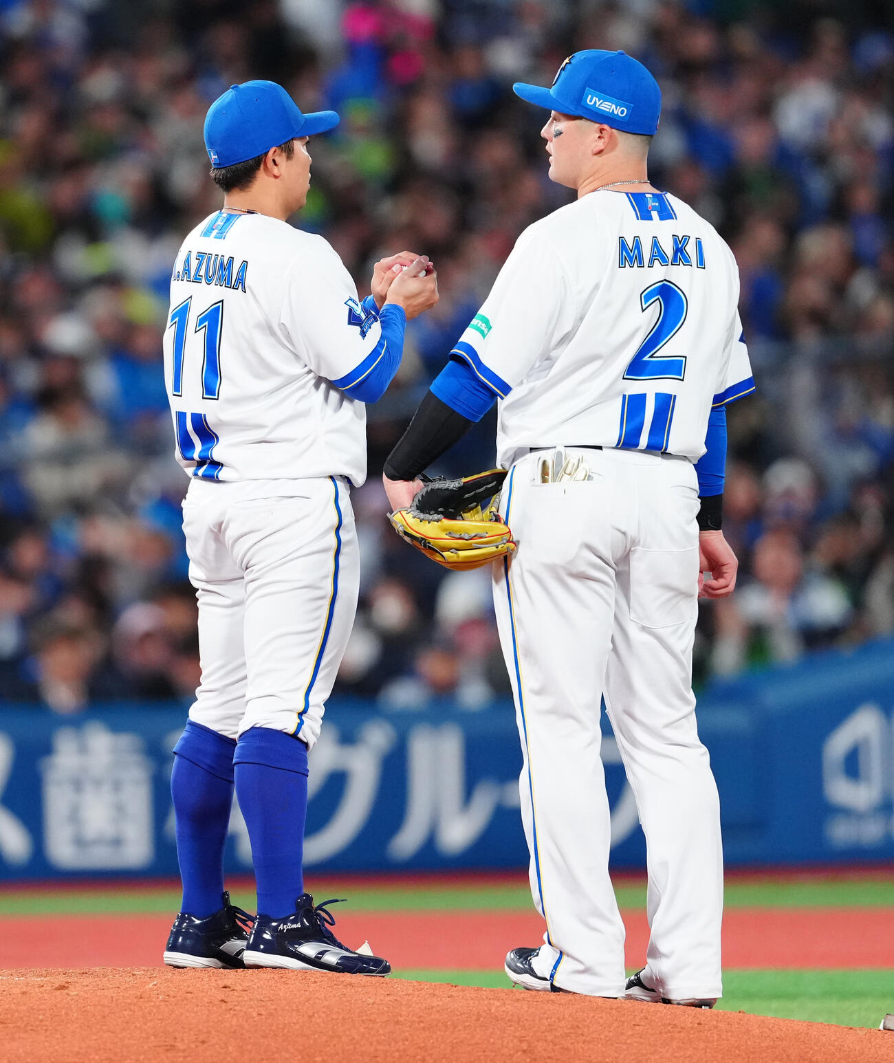 DeNA対ヤクルト　3回表、マウンドの東（左）に声をかけるDeNA牧（撮影・鈴木みどり）