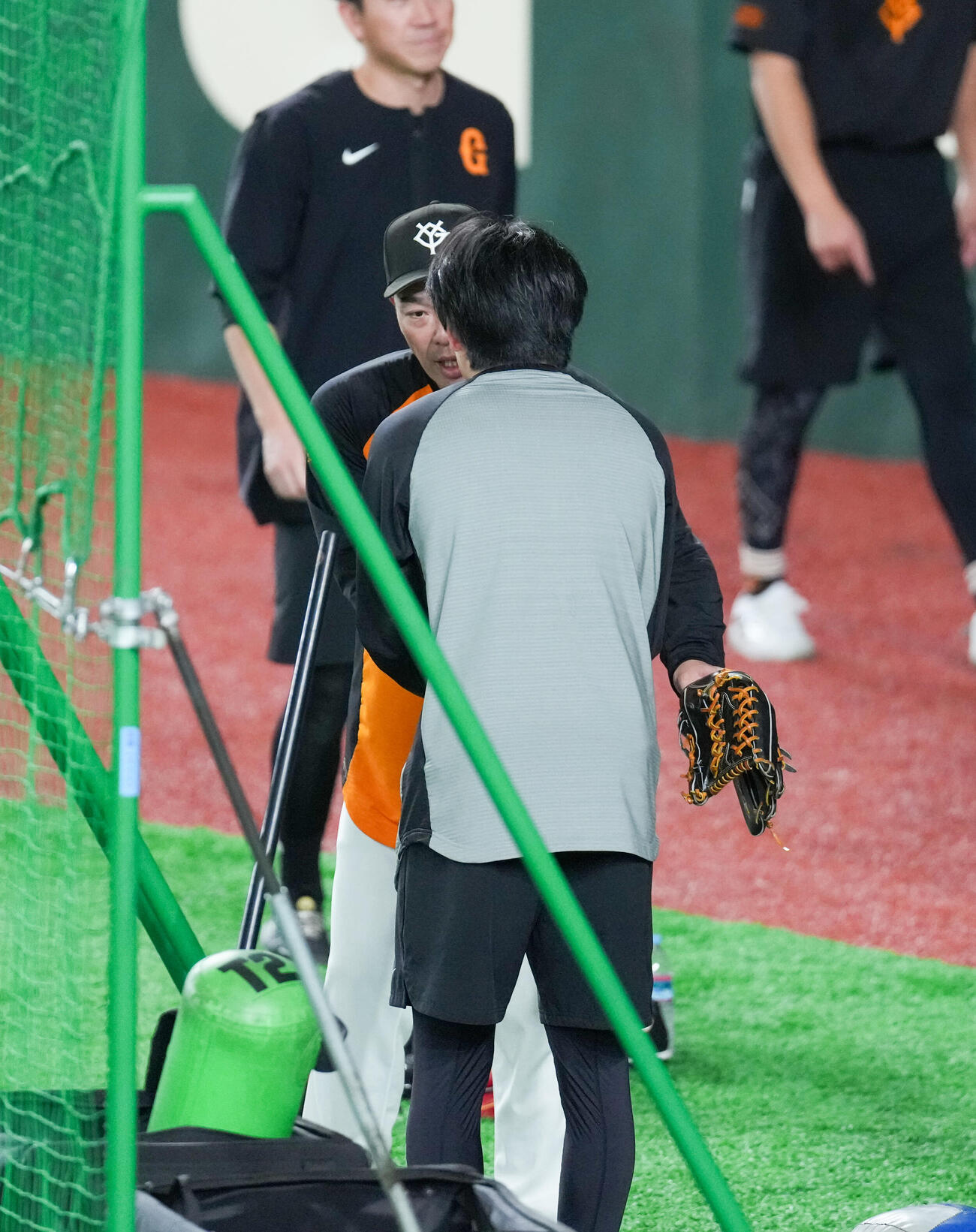 握手を交わす巨人阿部監督（奥）と開幕投手の竹丸（撮影・増田悦実）