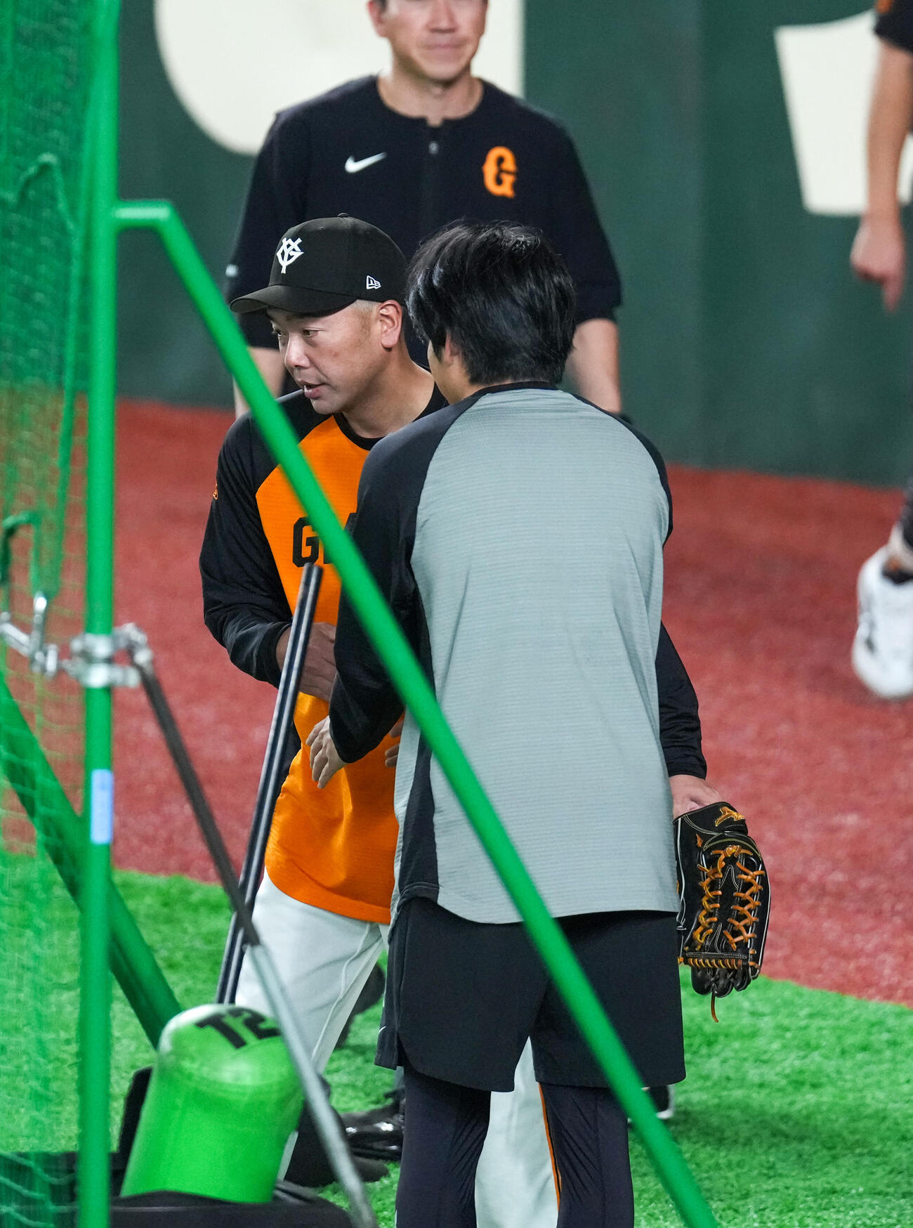 握手を交わした巨人阿部監督（奥）と開幕投手の竹丸（撮影・増田悦実）