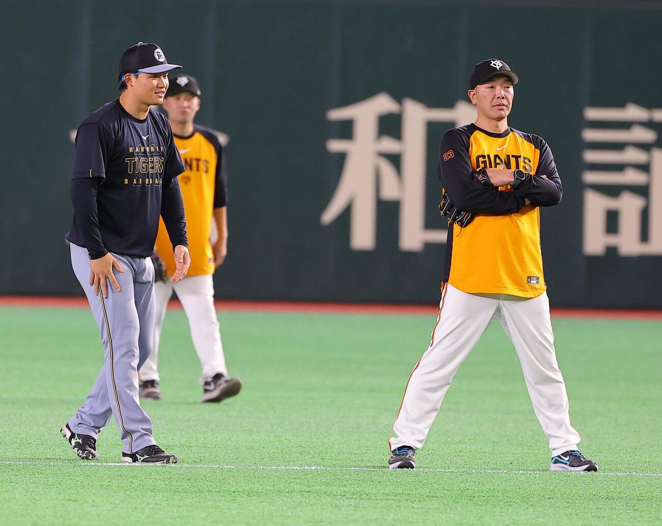 巨人対阪神　阿部監督（右）にあいさつをする森下（撮影・上田博志）
