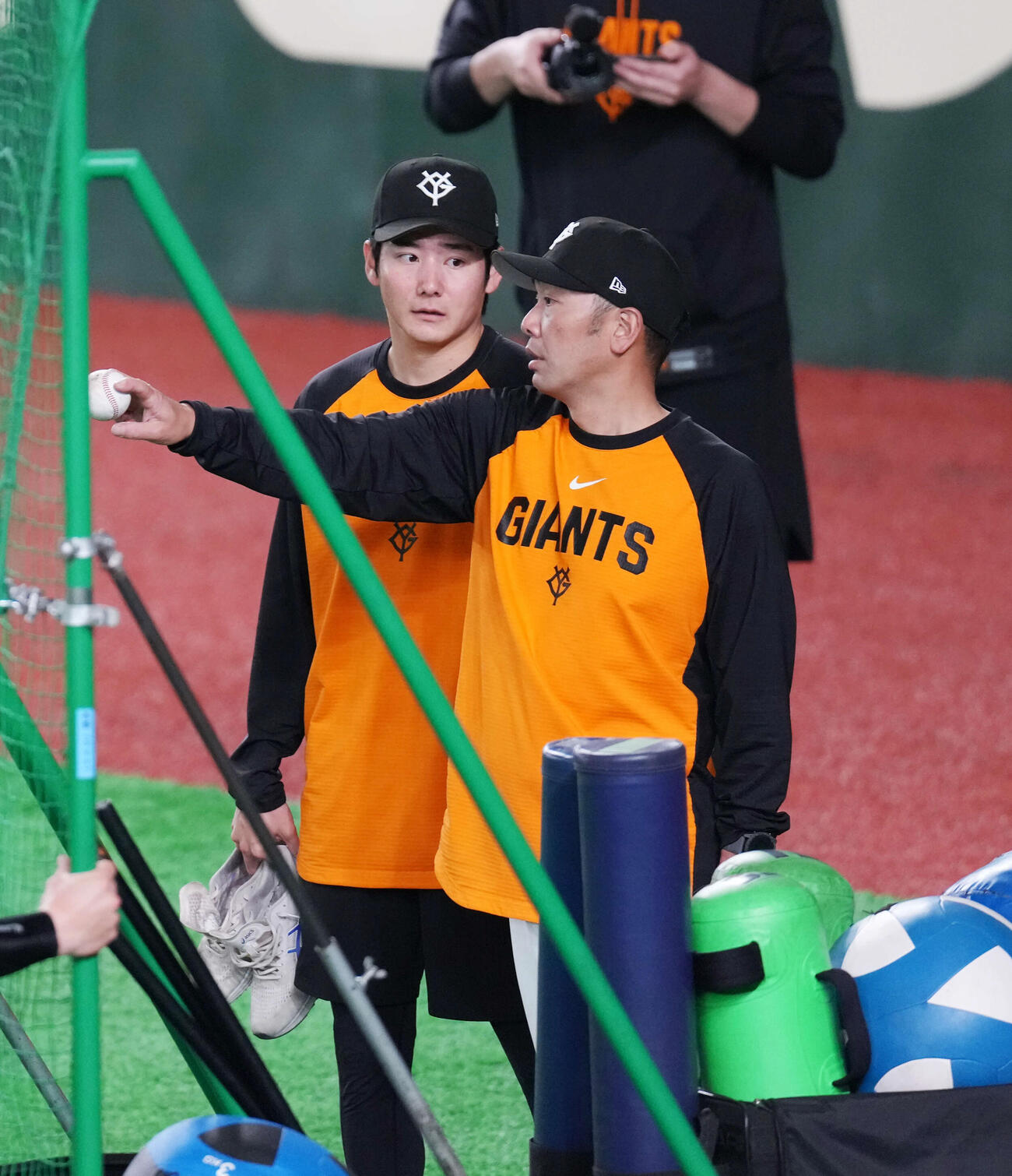 21日、巨人阿部監督（手前）に指導を受ける竹丸