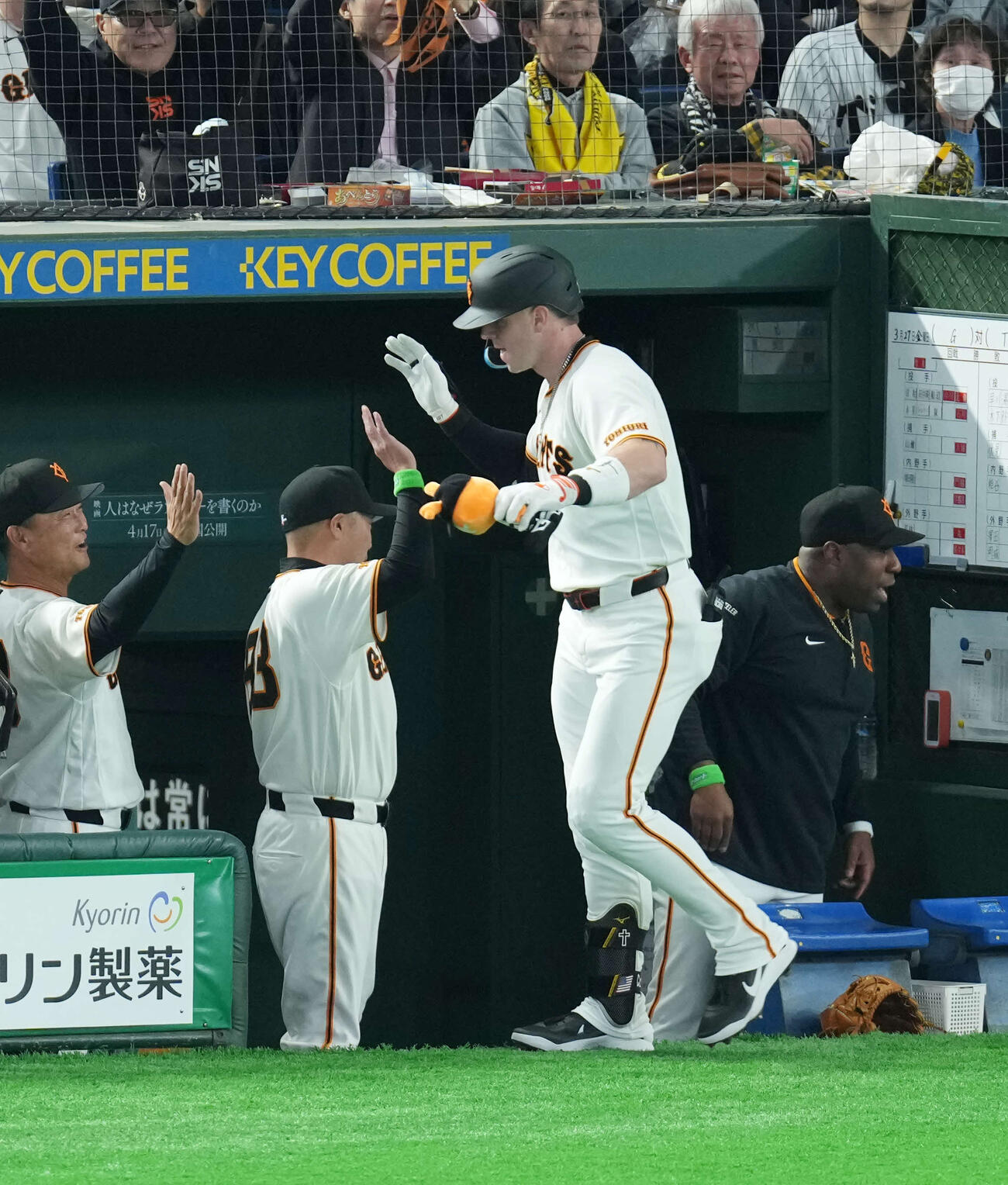 巨人対阪神　1回裏巨人無死、先制ソロ本塁打を放ち生還したキャベッジ（右）は阿部監督とタッチ交わす（撮影・増田悦実）