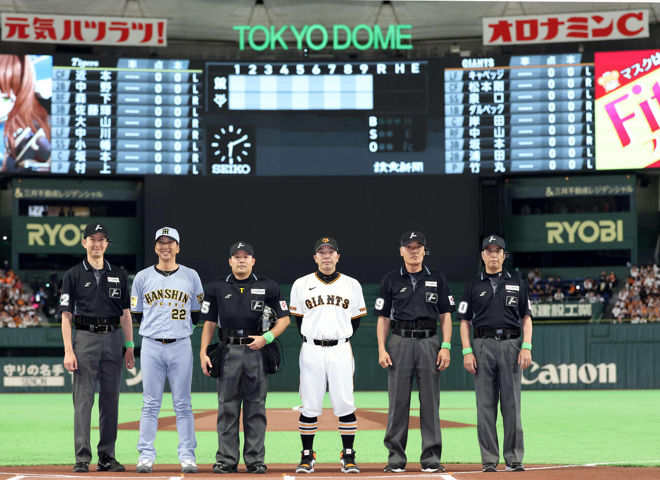 巨人対阪神　メンバー最終確認後、審判団と記念撮影する阪神藤川監督（左から2人目）、巨人阿部監督（左から4人目）（撮影・浅見桂子）