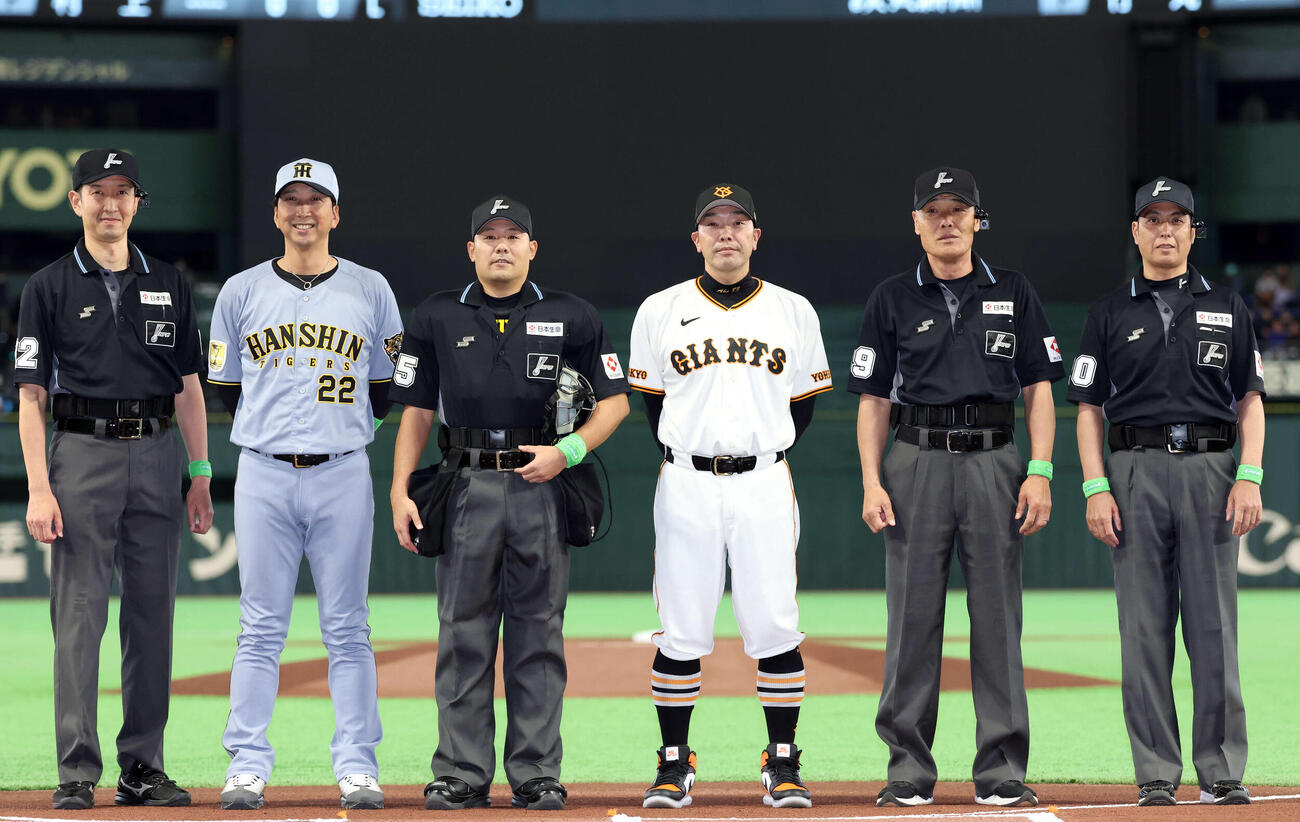 巨人対阪神　メンバー最終確認後、審判団と記念撮影する阪神藤川監督（左から2人目）、巨人阿部監督（左から4人目）（撮影・浅見桂子）