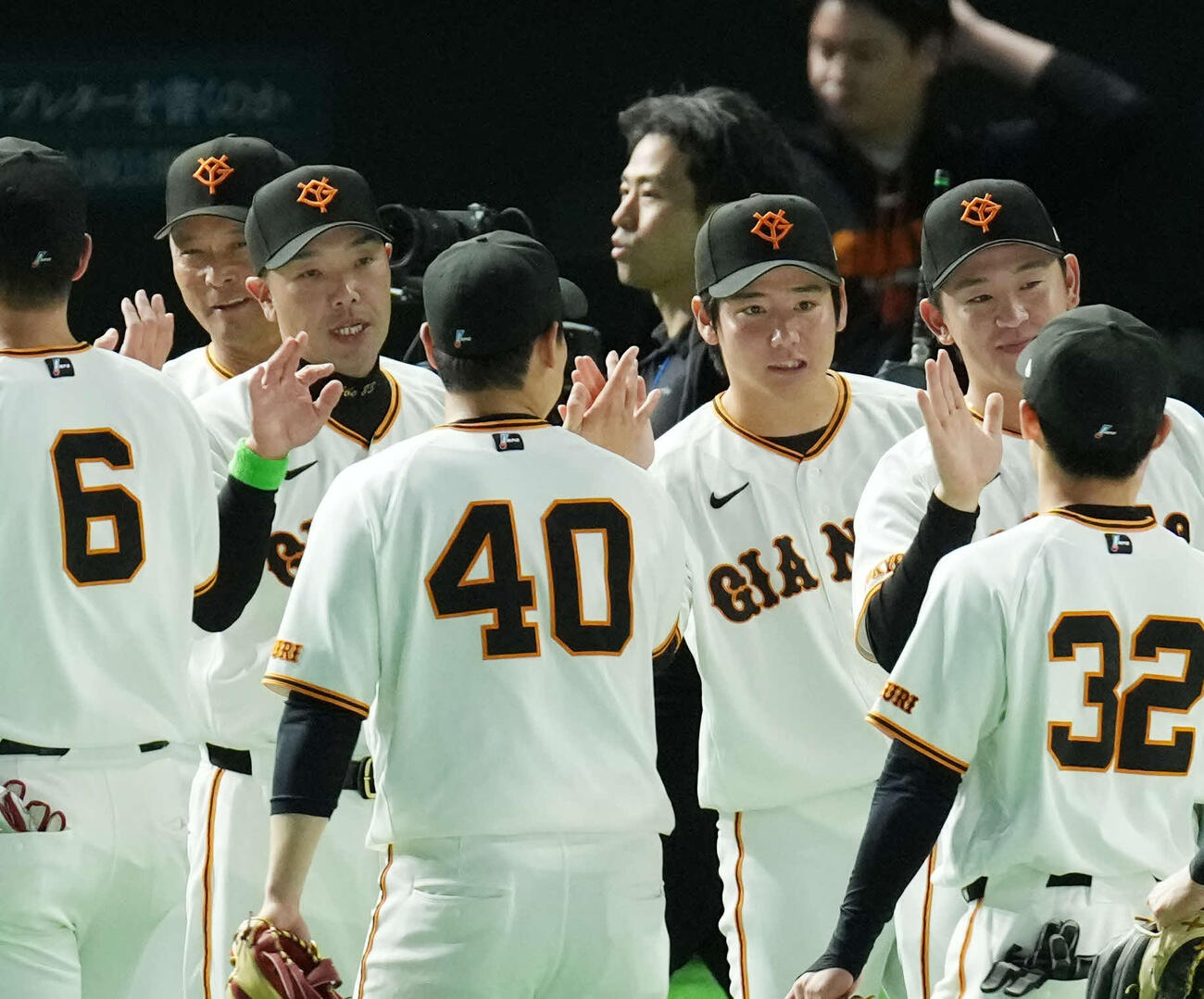 巨人対阪神　勝利しナインとタッチを交わす巨人阿部監督（左から2人目）と竹丸（中央）（撮影・増田悦実）