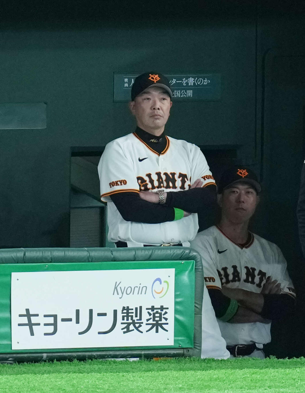 巨人対阪神　戦況を見守る巨人阿部監督（撮影・増田悦実）