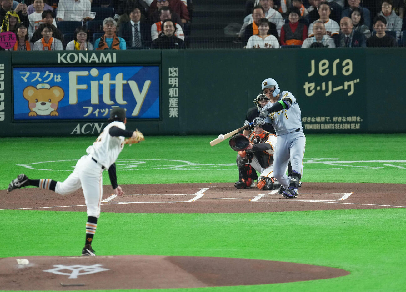 巨人対阪神　1回表阪神2死、左安打を放つ森下。投手は竹丸（撮影・増田悦実）