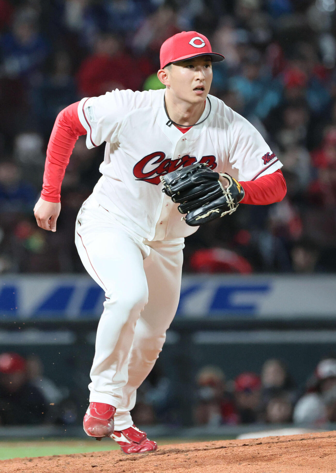 広島対中日　6回表中日無死、プロ初登板の斉藤汰は石伊雄太の内野ゴロでベースカバーに向かう（撮影・加藤孝規）