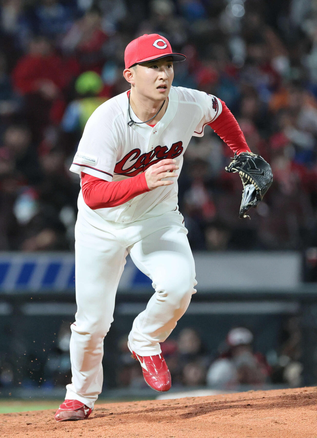 広島対中日　6回表中日無死、プロ初登板の斉藤汰は石伊雄太の内野ゴロでベースカバーに向かう（撮影・加藤孝規）