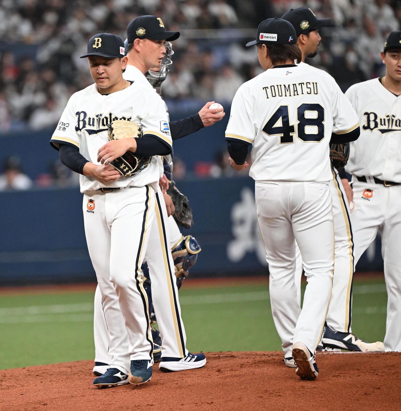 オリックス対楽天　2回途中8失点でオリックス岸田監督から降板を告げられる宮城（撮影・和賀正仁）