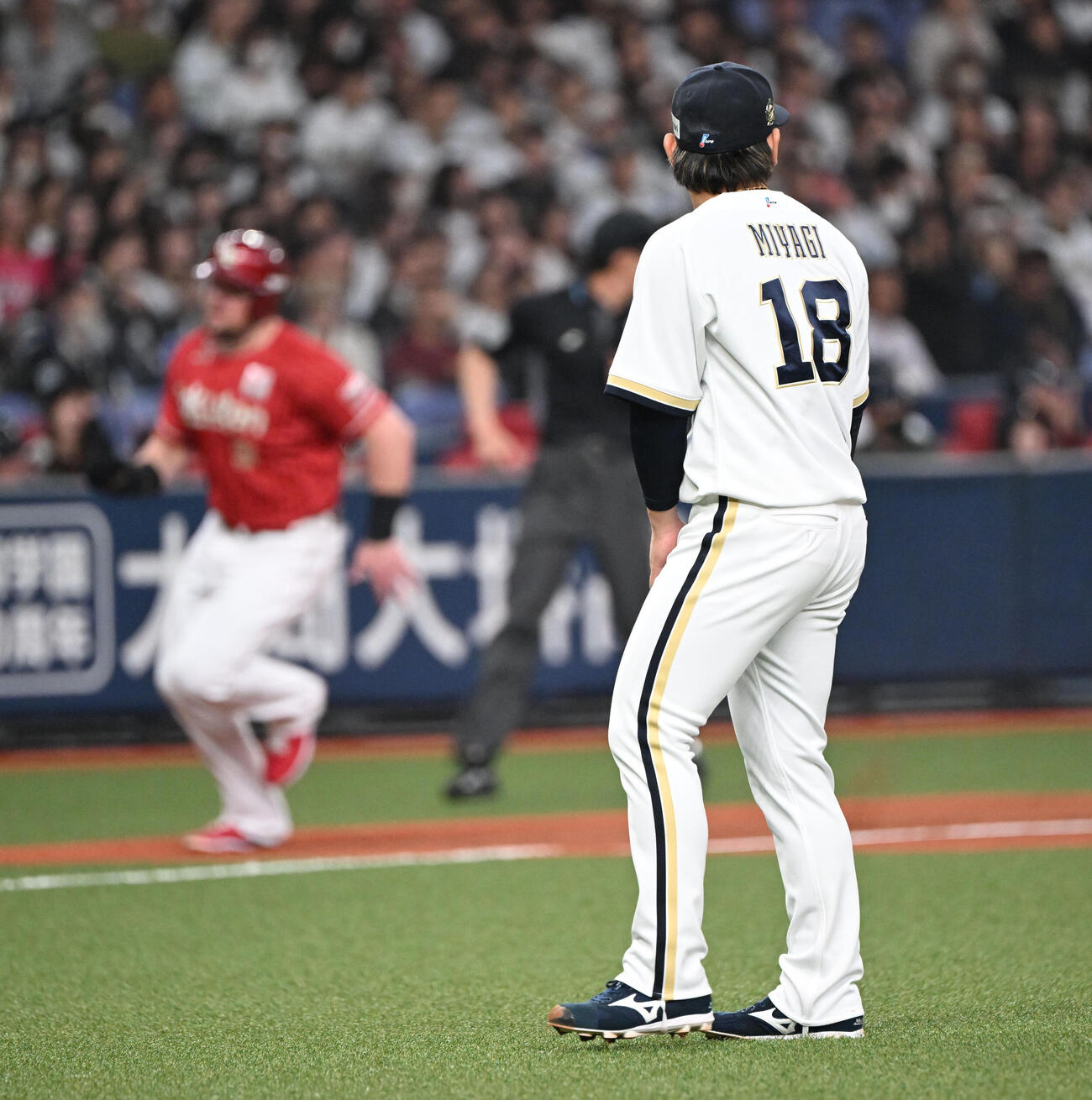 オリックス対楽天　1回表楽天1死二、三塁、マッカスカーに適時二塁打を浴びた宮城（撮影・和賀正仁）