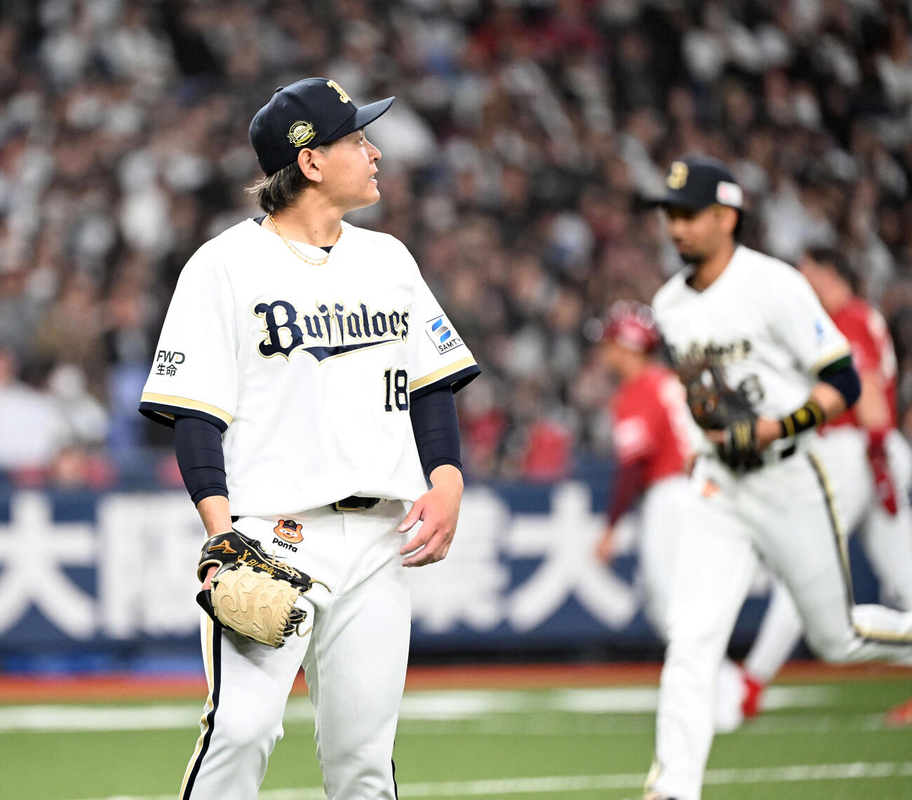 オリックス対楽天　1回に2点を失いベンチに戻る宮城（撮影・和賀正仁）