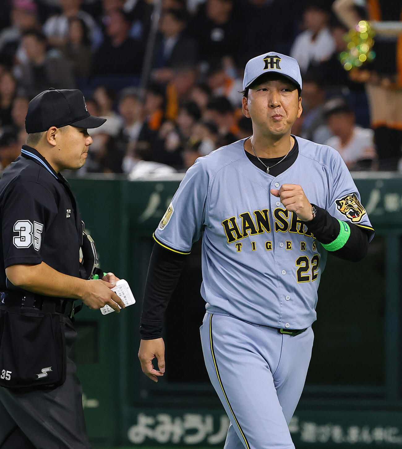 巨人対阪神　選手交代を告げる藤川監督（撮影・上田博志）