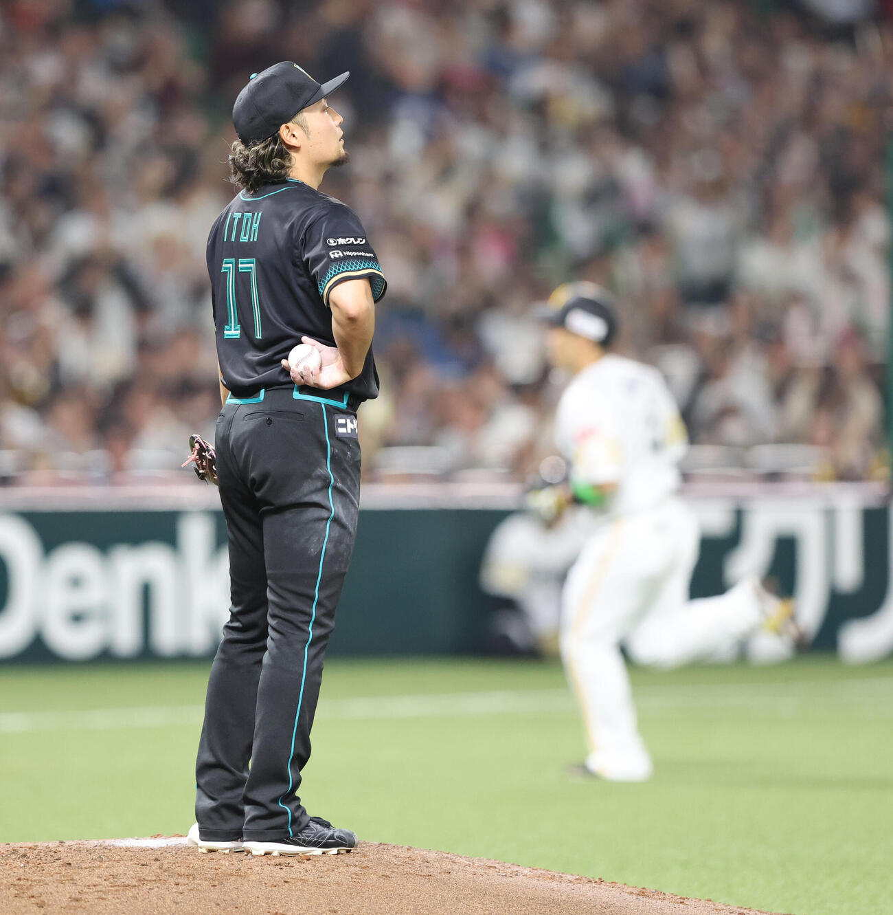 ソフトバンク対日本ハム　3回裏ソフトバンク1死、近藤に右越え同点本塁打を浴びた伊藤（撮影・梅根麻紀）