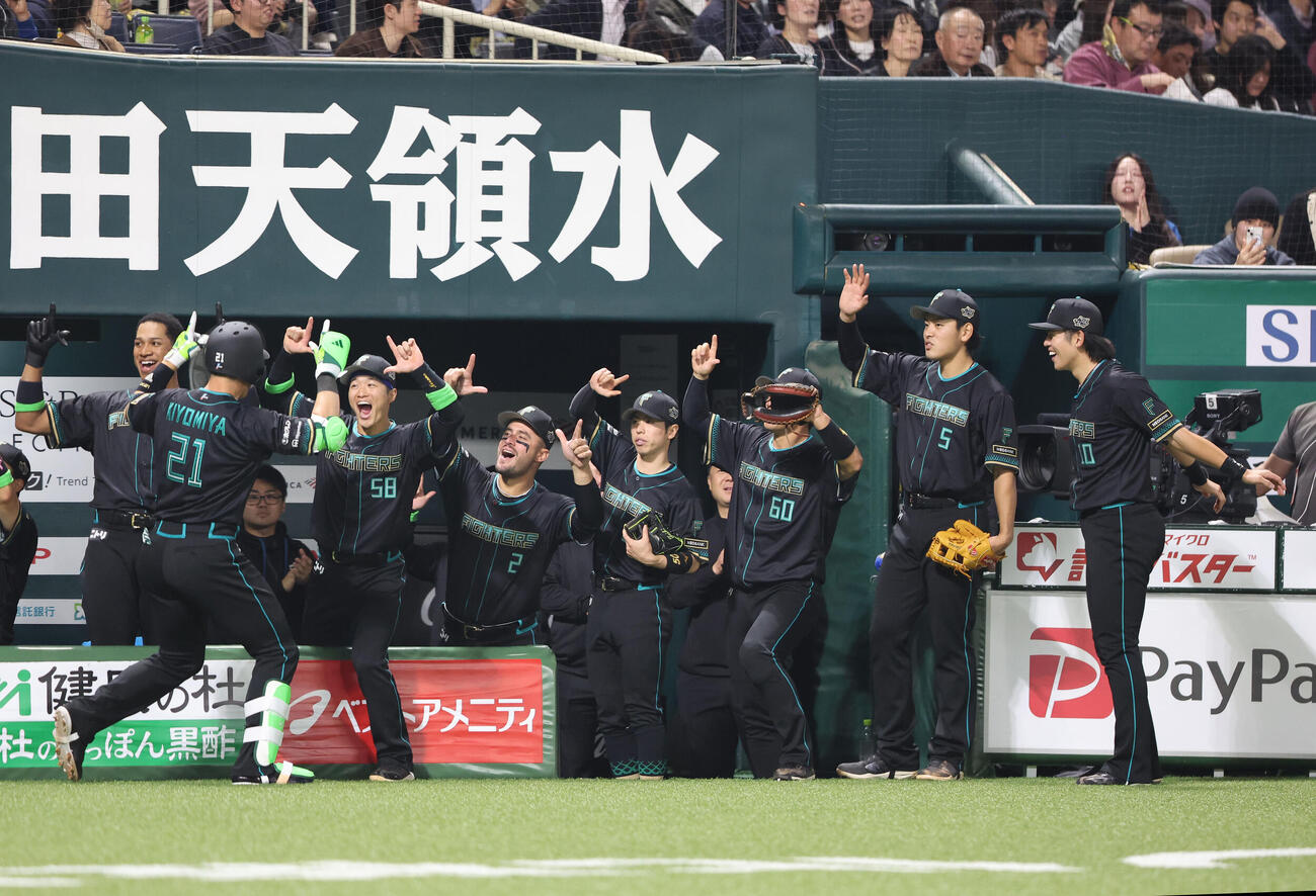 ソフトバンク対日本ハム　1回表日本ハム無死一塁、清宮幸は右越えに先制となる2点本塁打を放ちベンチのナインとハイタッチ（撮影・梅根麻紀）