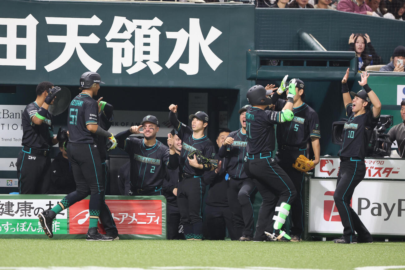 ソフトバンク対日本ハム　1回表日本ハム無死一塁、清宮幸は右越えに先制となる2点本塁打を放ちベンチのナインとハイタッチ（撮影・梅根麻紀）