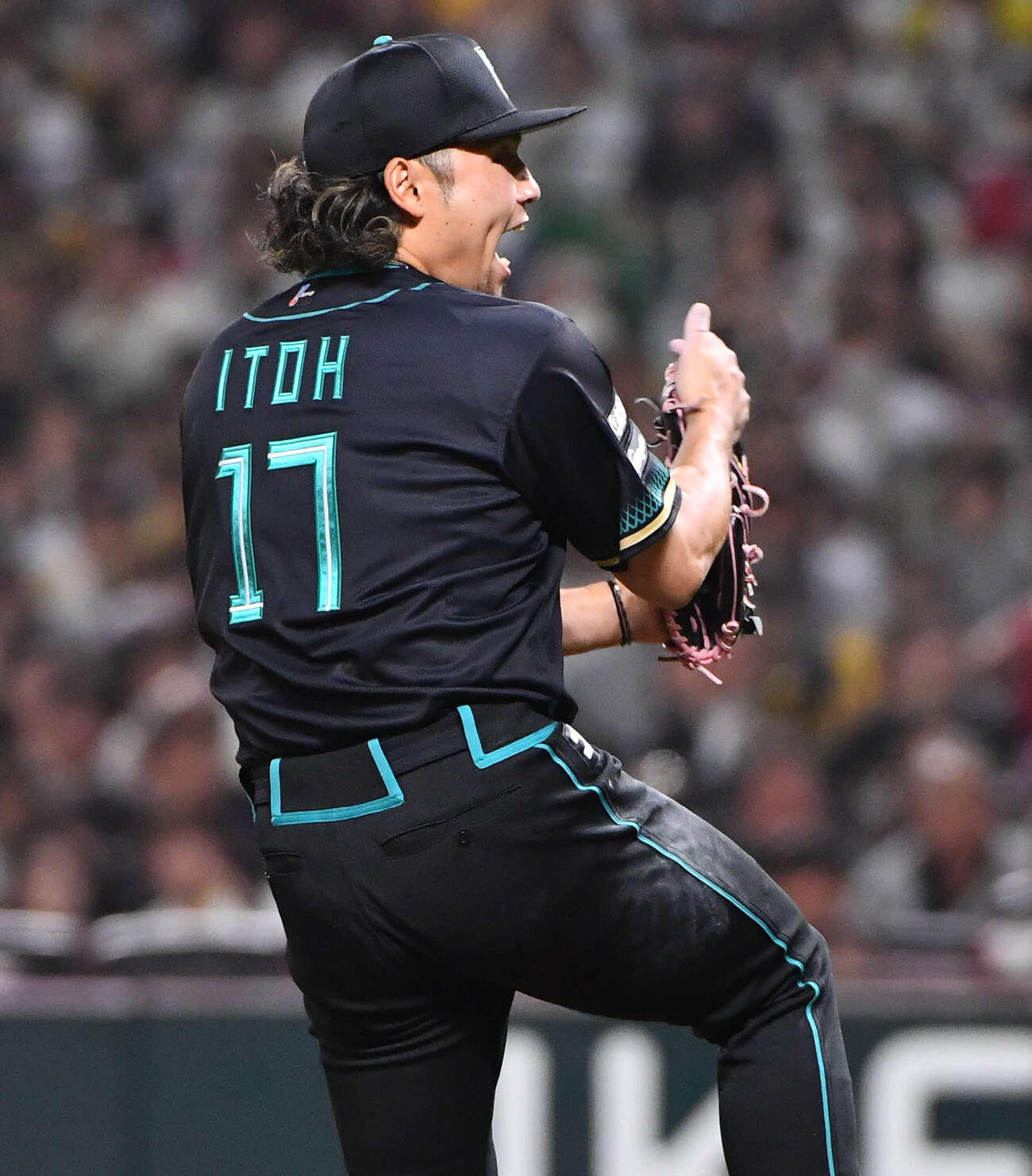 ソフトバンク対日本ハム　1回裏ソフトバンク2死一塁、柳田を見逃し三振に抑え、雄たけびをあげる伊藤（撮影・岩下翔太）