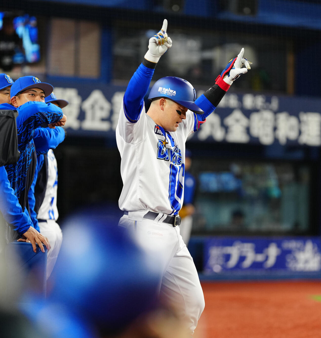 DeNA対ヤクルト　1回裏DeNA無死、先頭打者本塁打を放った牧は指を突き上げる（撮影・鈴木みどり）