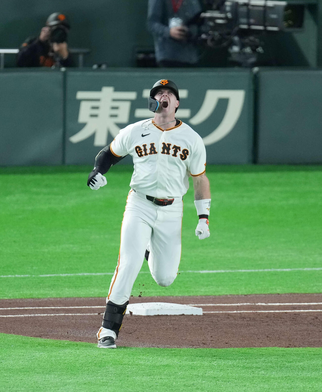 巨人対阪神　1回裏巨人無死、先制ソロ本塁打を放つキャベッジ（撮影・増田悦実）