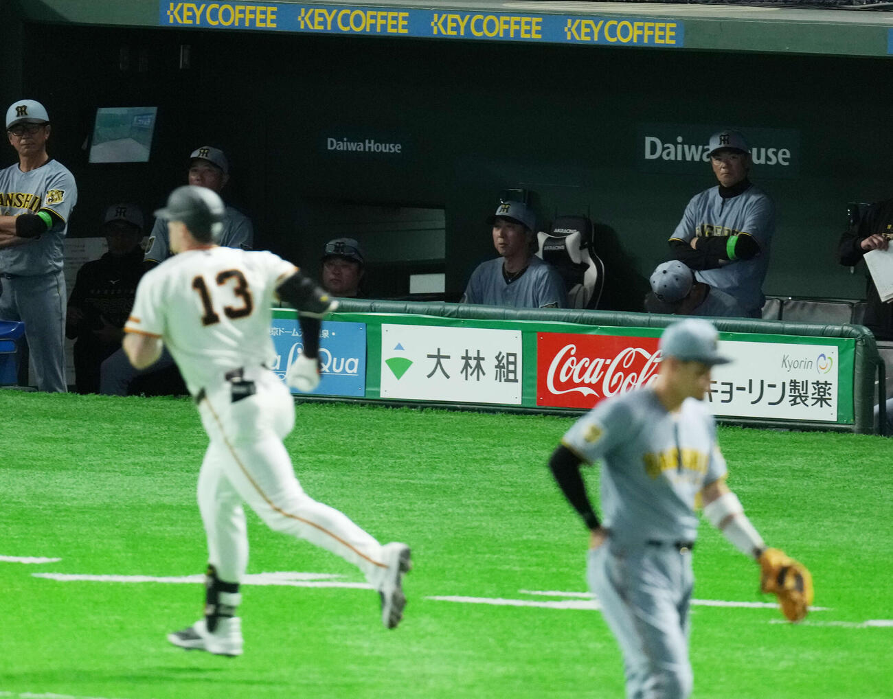 巨人対阪神　1回裏巨人無死、キャベッジに浴びた阪神藤川監督（撮影・増田悦実）