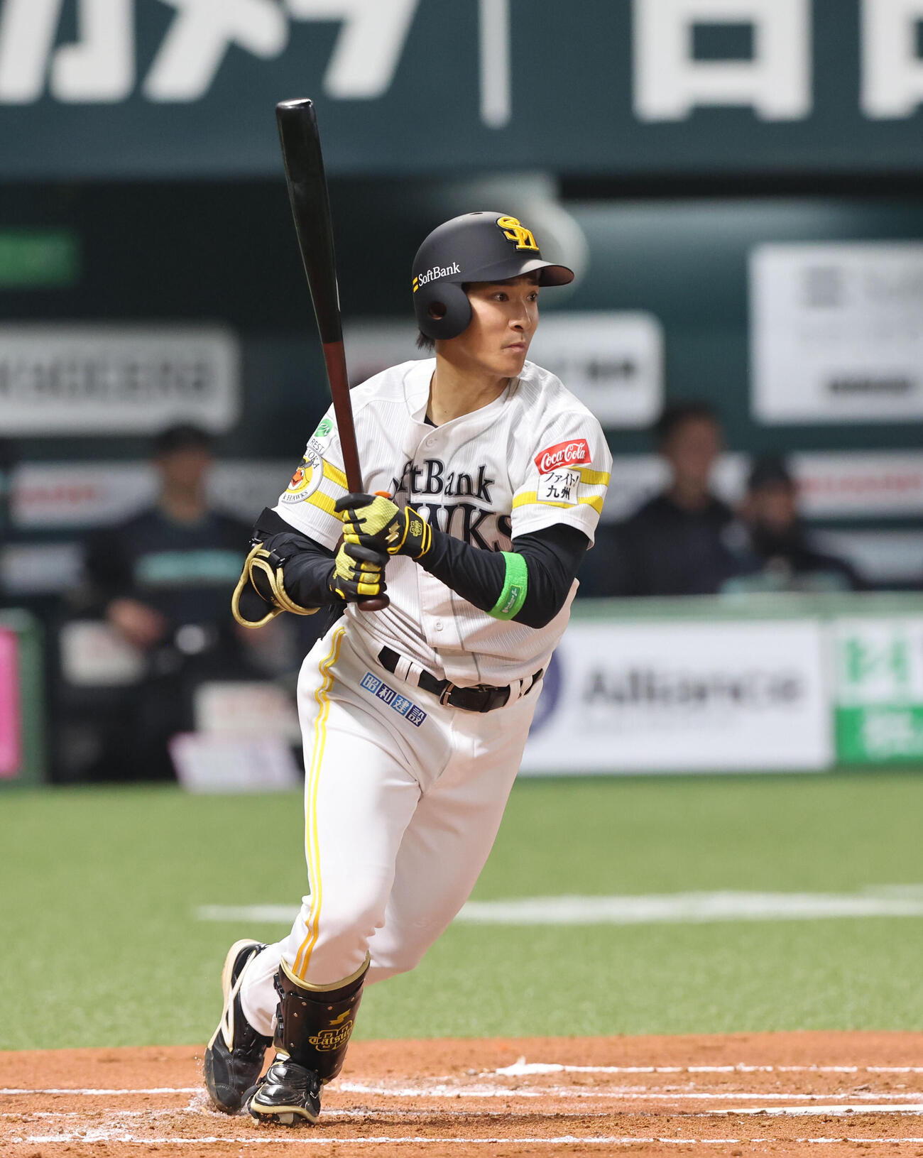 ソフトバンク対日本ハム　1回裏ソフトバンク2死、柳町は右前打を放つ（撮影・梅根麻紀）