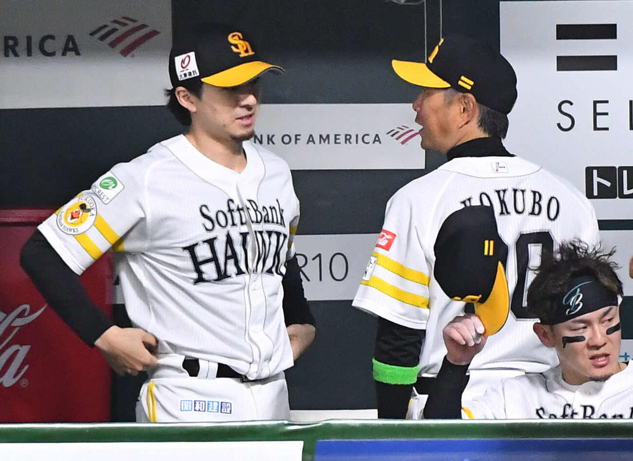 ソフトバンク対日本ハム　5回表終了後、ベンチで上沢（左）と話す小久保監督（撮影・岩下翔太）