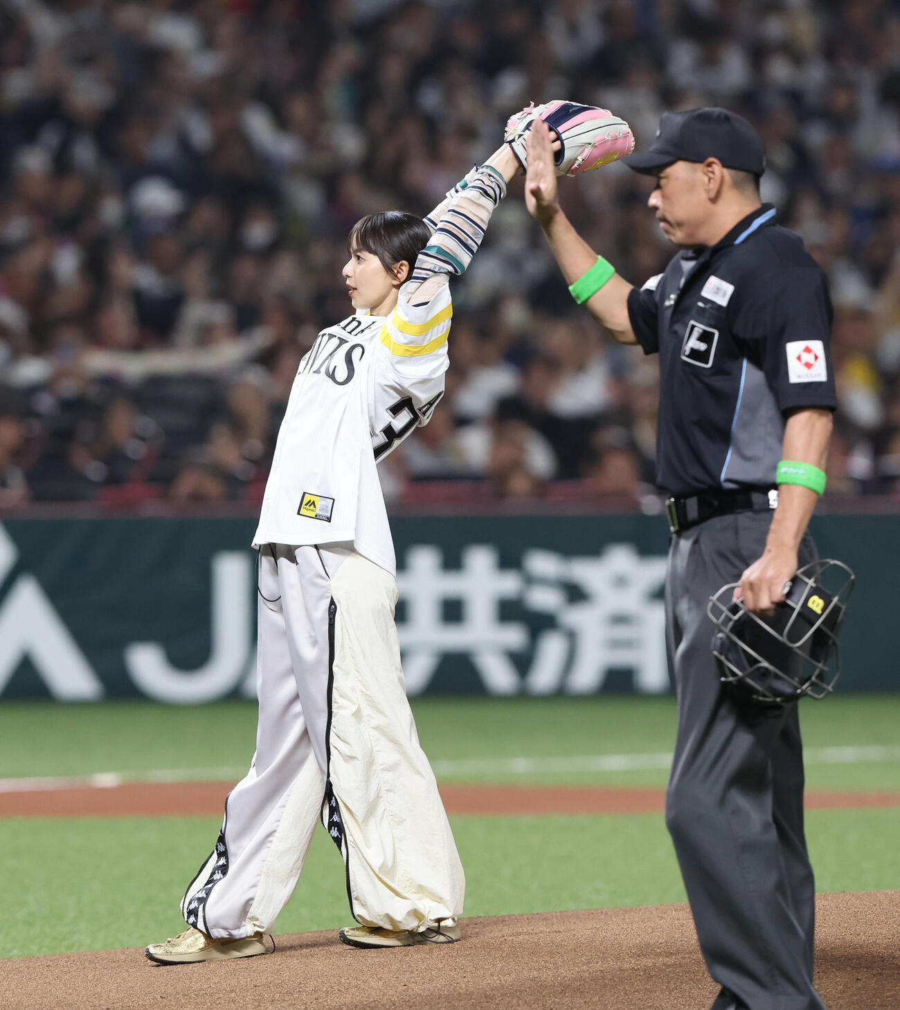 ソフトバンク対日本ハム　始球式で見事な投球を披露した齋藤飛鳥（撮影・梅根麻紀）